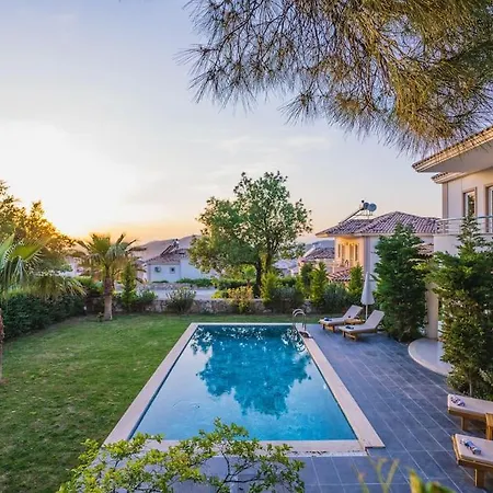 빌라 Oeluedenizde Genis Bahce Oezel Havuzlu Royal 11 *