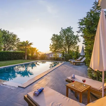 Oeluedenizde Genis Bahce Oezel Havuzlu Royal 11 Villa