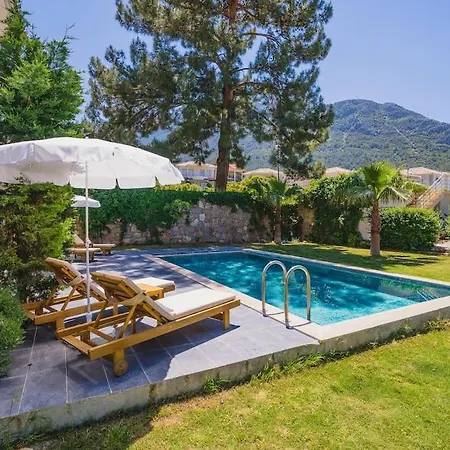 Oeluedenizde Genis Bahce Oezel Havuzlu Royal 11