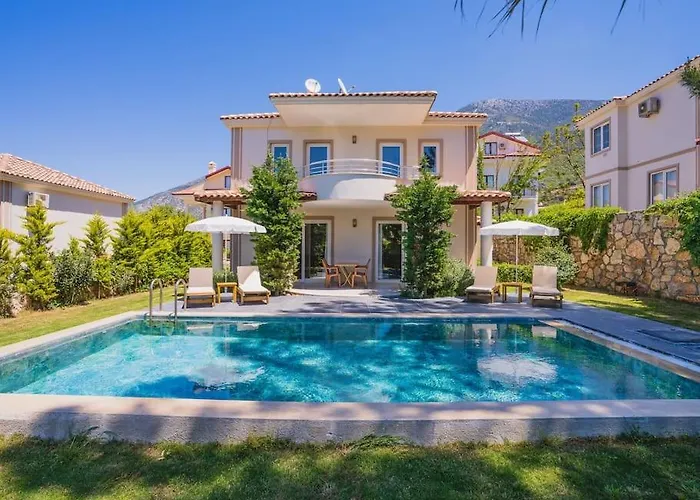 Oeluedenizde Genis Bahce Oezel Havuzlu Royal 11 Villa Fethiye