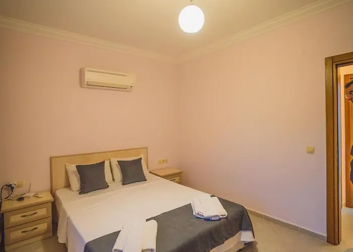 Oeluedenizde Genis Bahce Oezel Havuzlu Royal 11