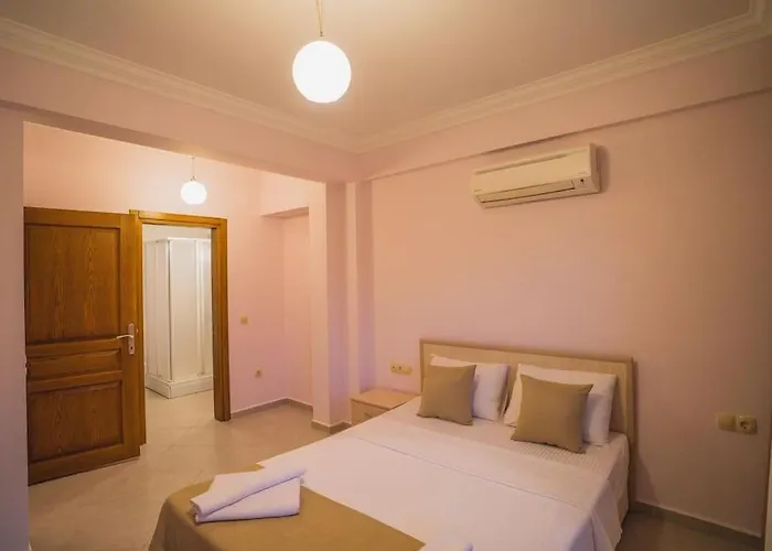 Villa Oeluedenizde Genis Bahce Oezel Havuzlu Royal 11