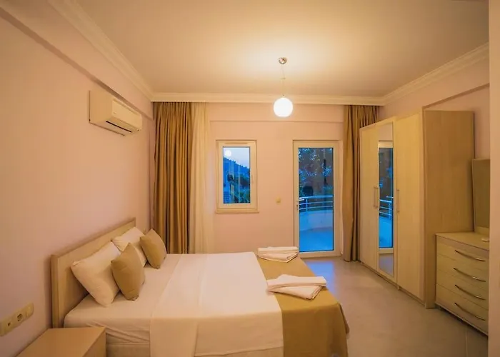 Oeluedenizde Genis Bahce Oezel Havuzlu Royal 11 Fethiye