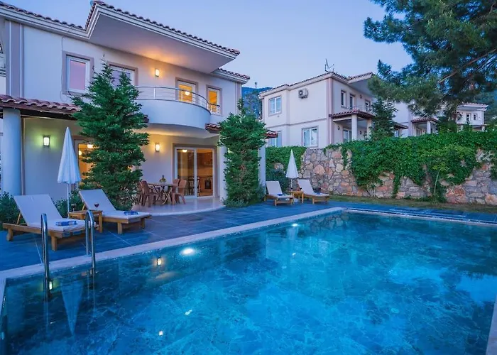 Oeluedenizde Genis Bahce Oezel Havuzlu Royal 11