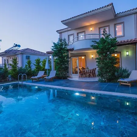 Villa Oeluedenizde Genis Bahce Oezel Havuzlu Royal 11