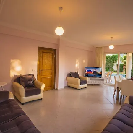 Oeluedenizde Genis Bahce Oezel Havuzlu Royal 11 Villa *