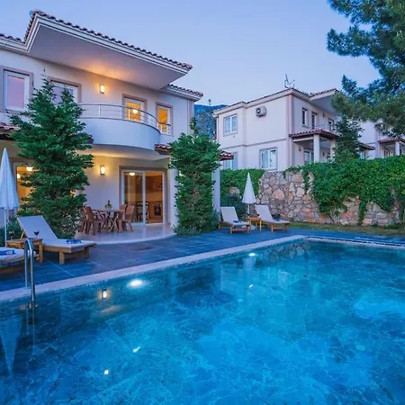 Oeluedenizde Genis Bahce Oezel Havuzlu Royal 11