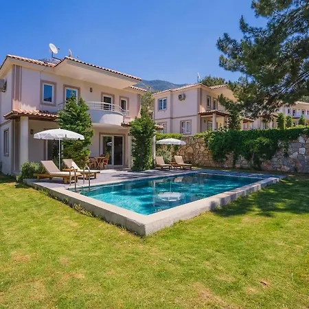 Villa Oeluedenizde Genis Bahce Oezel Havuzlu Royal 11 *